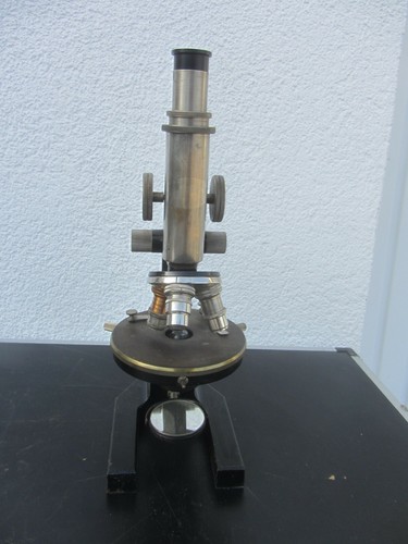 Vecchio microscopio con